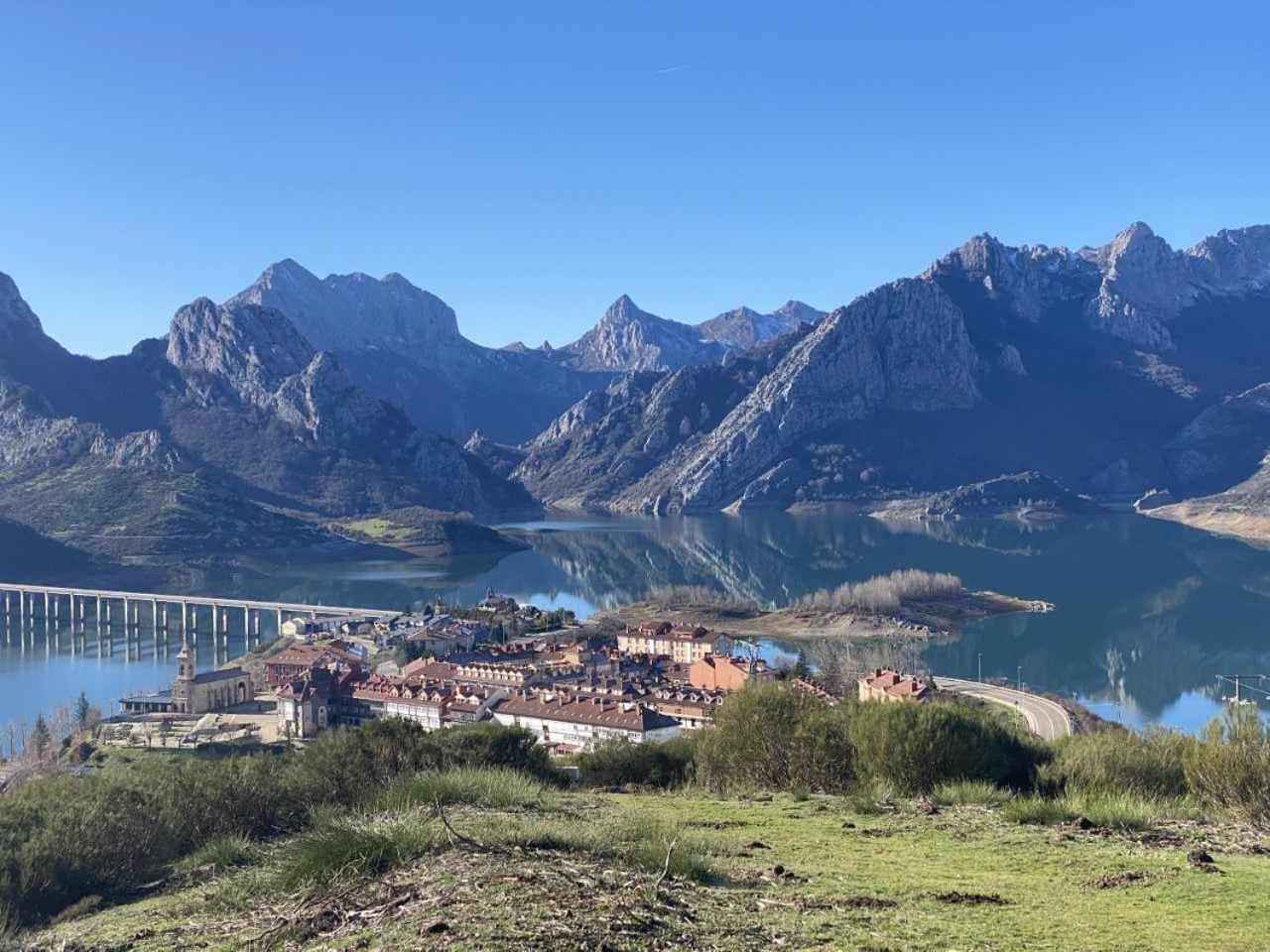 Mirador Solasierra Vistas A La Montana Y Pantano Riaño Exteriör bild
